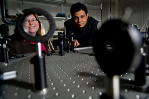 Адъюнкт-профессор физики и астрономии MSU Лиза Лапидус (Lisa Lapidus) и постдокторант Басир Ахмад (Basir Ahmad) продемонстрировали эффективность куркумина в предотвращении агрегации альфа-синуклеина – первого этапа развития болезни Паркинсона.