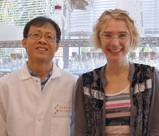 Профессор Коринна Ласмесас (справа) и научный сотрудник Минхай Чжоу
