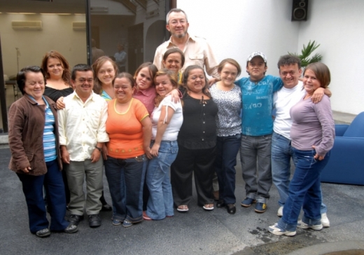 Группа жителей Эквадора с синдромом Ларона с Хайме Гевара-Агирре.