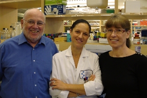 Участники исследования руководитель лаборатории профессор Джеймс Квигли  (James Quigley),  научные сотрудники Берта Казар (Berta Casar) и  Елена Дерюгина (Elena Deryugina) (слева направо).