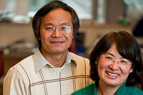 Кун Пинь Лу (Kun Ping Lu), MD, PhD (слева) и  Сяо Чжэнь Чжоу (Xiao Zhen Zhou), MD.