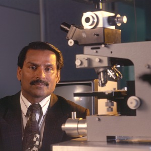 Исполнительный директор Института лазеров, фотоники и биофотоники UB Парас Н. Прасад (Paras N. Prasad), PhD, возглавлял разработку наночастиц ORMOSIL.