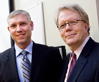 Тим Бойд (Tim Boyd), PhD, (слева) и профессор молекулярной медицины USF Health Хантингтон Поттер (Huntington Potter), PhD.