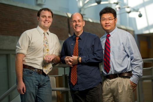 Чарльз Сандерс (Charles Sanders) (в центре) с коллегами Полом Барреттом (Paul Barrett) (слева) и Юанли Соном (Yuanli Song) определили структуру белка, вовлеченного в развитие болезни Альцгеймера.