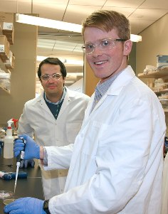 Доктор Леонидас Блерис (Leonidas Bleris) (слева) и Ричард Мур (Richard Moore) разработали новую систему доставки генов, способную изменить всю генную терапию.