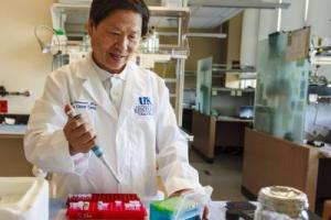 Профессор  Университета штата Кентукки Пейсян Го (Peixuan Guo) считается одним из  трех лучших мировых экспертов в области нанобиотехнологии.